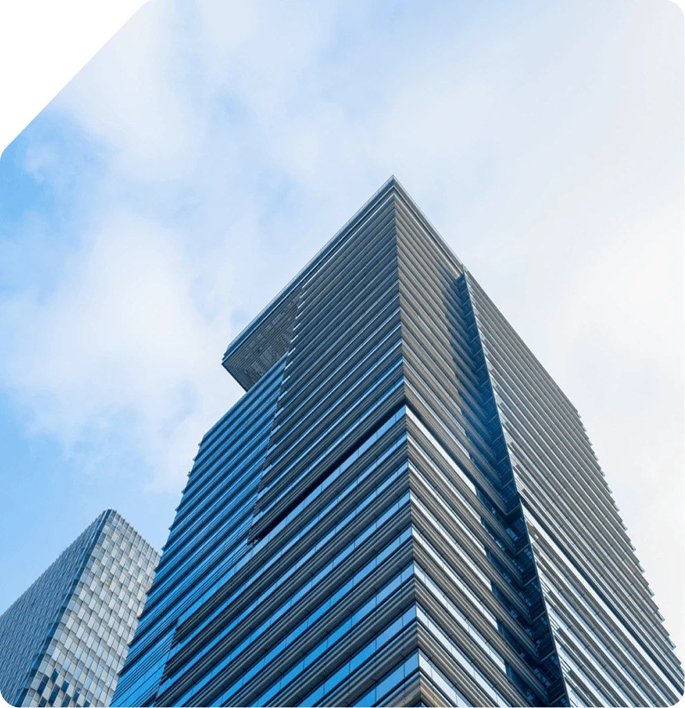 Gratte-ciel moderne en verre vu du bas