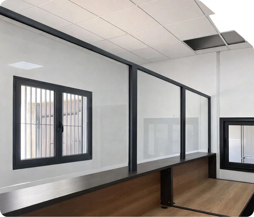 Guichet intérieur avec cloison vitrée et fenêtre sécurisée