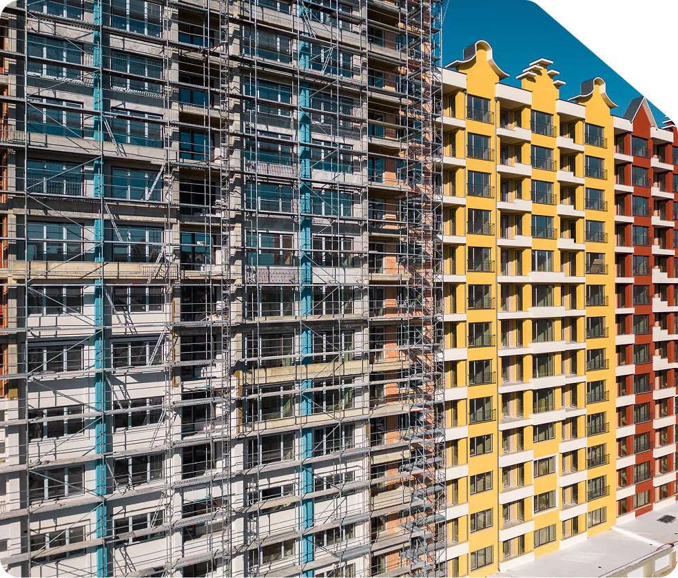Immeubles résidentiels, chantier et façade colorée côte à côte